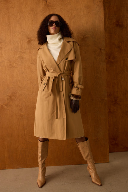 Şehirde Trençkot Rüzgarı