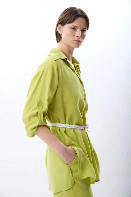 Yeşil Yırtmaç Detaylı Kemerli Gömlek